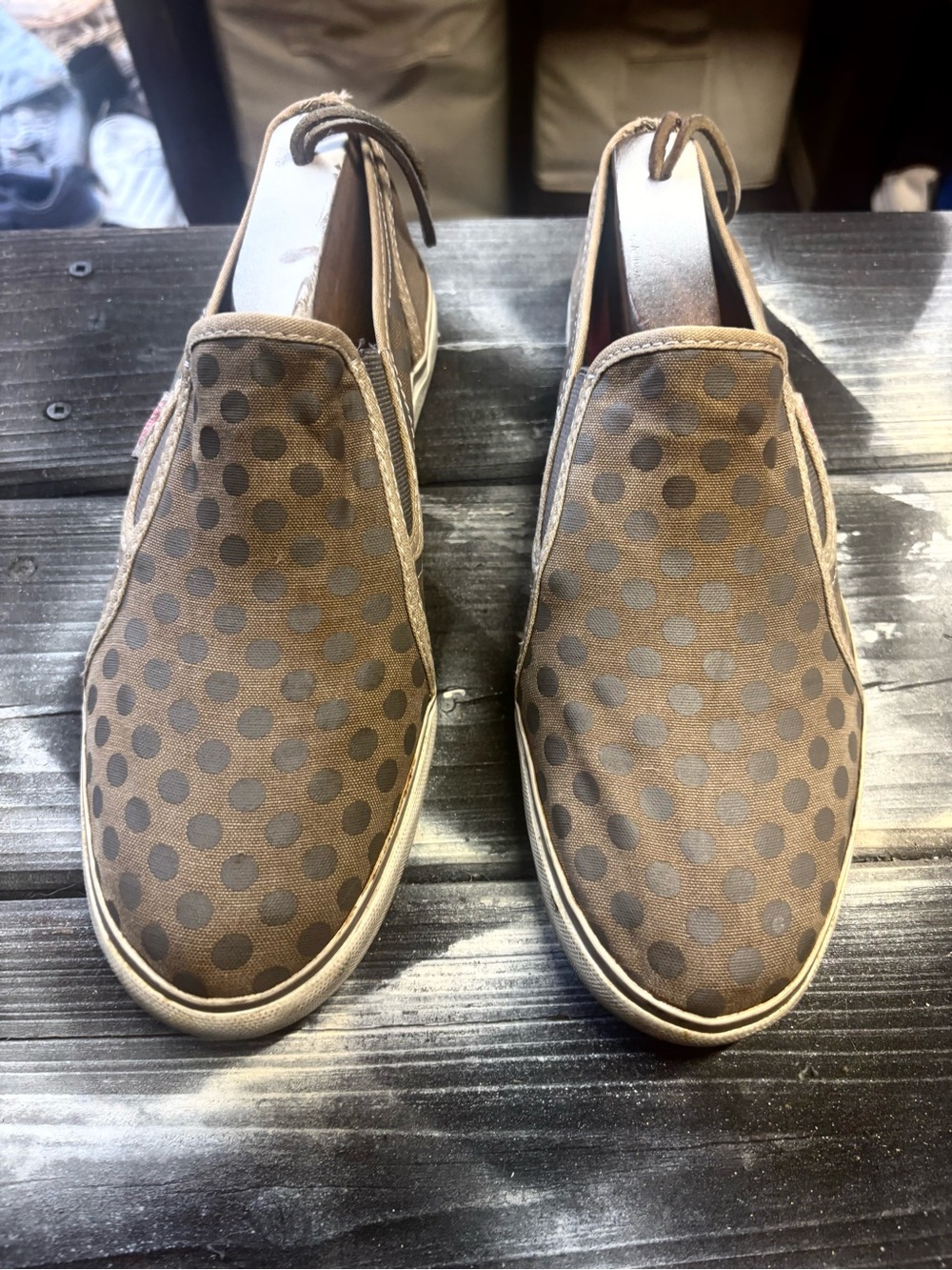 Brown & tan polka dot slip-on canvas sneakers #retro #polkadot W8